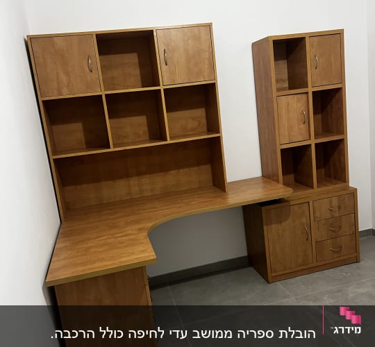 שולחן עץ עם מדפים ומגירות, ארון עץ גבוה
